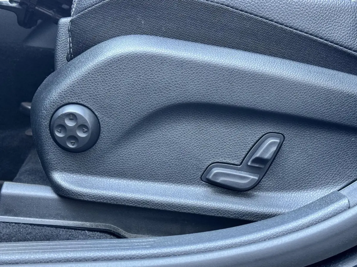 300e 4MATIC Business Solution AMG|SOH 94%|Lichtpakket|Nightpakket|Schuifdak|360° Camera|Keyless-Go|19" AMG|NL-auto!