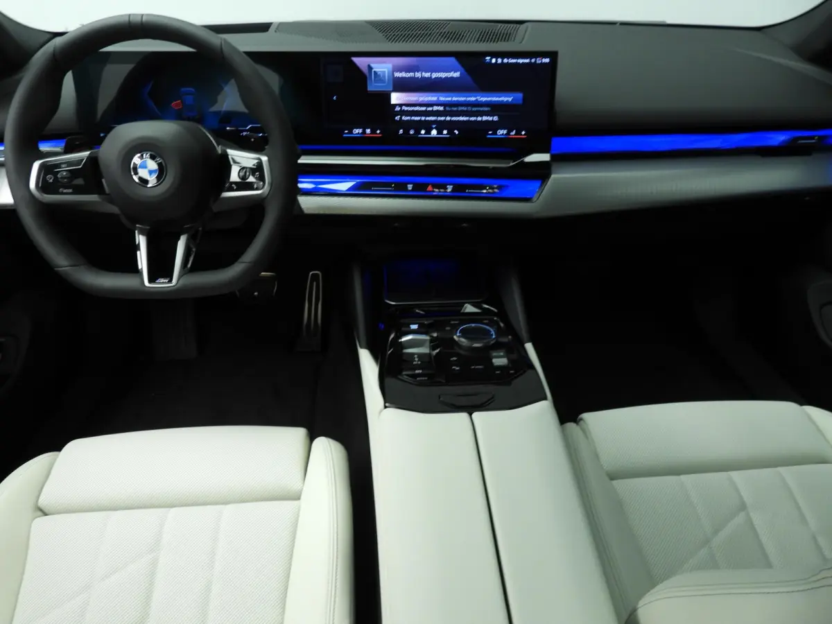 520i M Sportpakket Pro | Innovation Pack | Travel Pack | High Executive | Iconic Glow | Harman/Kardon | Panoramadak | Trekhaak