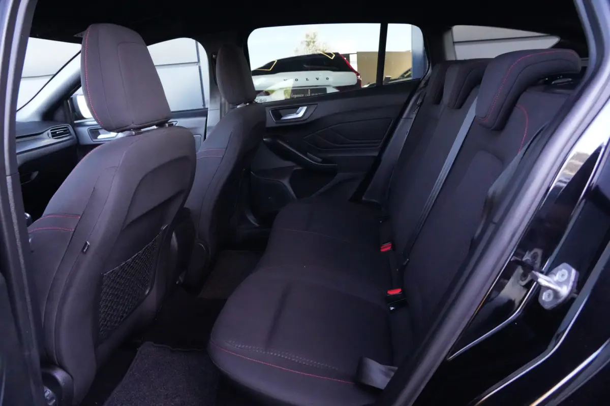 1.5 EcoBoost ST-Line Business | 150 PK | Navigatie | Stoelverwarming | Stuurwielverwarming | Parkeersensoren | Ford Focus Wagon 1.5 EcoBoost ST-Line Business 150 PK met een 1.5-liter 3-cilin