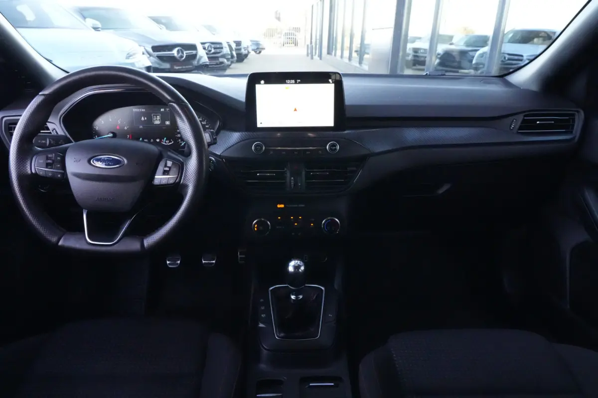 1.5 EcoBoost ST-Line Business | 150 PK | Navigatie | Stoelverwarming | Stuurwielverwarming | Parkeersensoren | Ford Focus Wagon 1.5 EcoBoost ST-Line Business 150 PK met een 1.5-liter 3-cilin