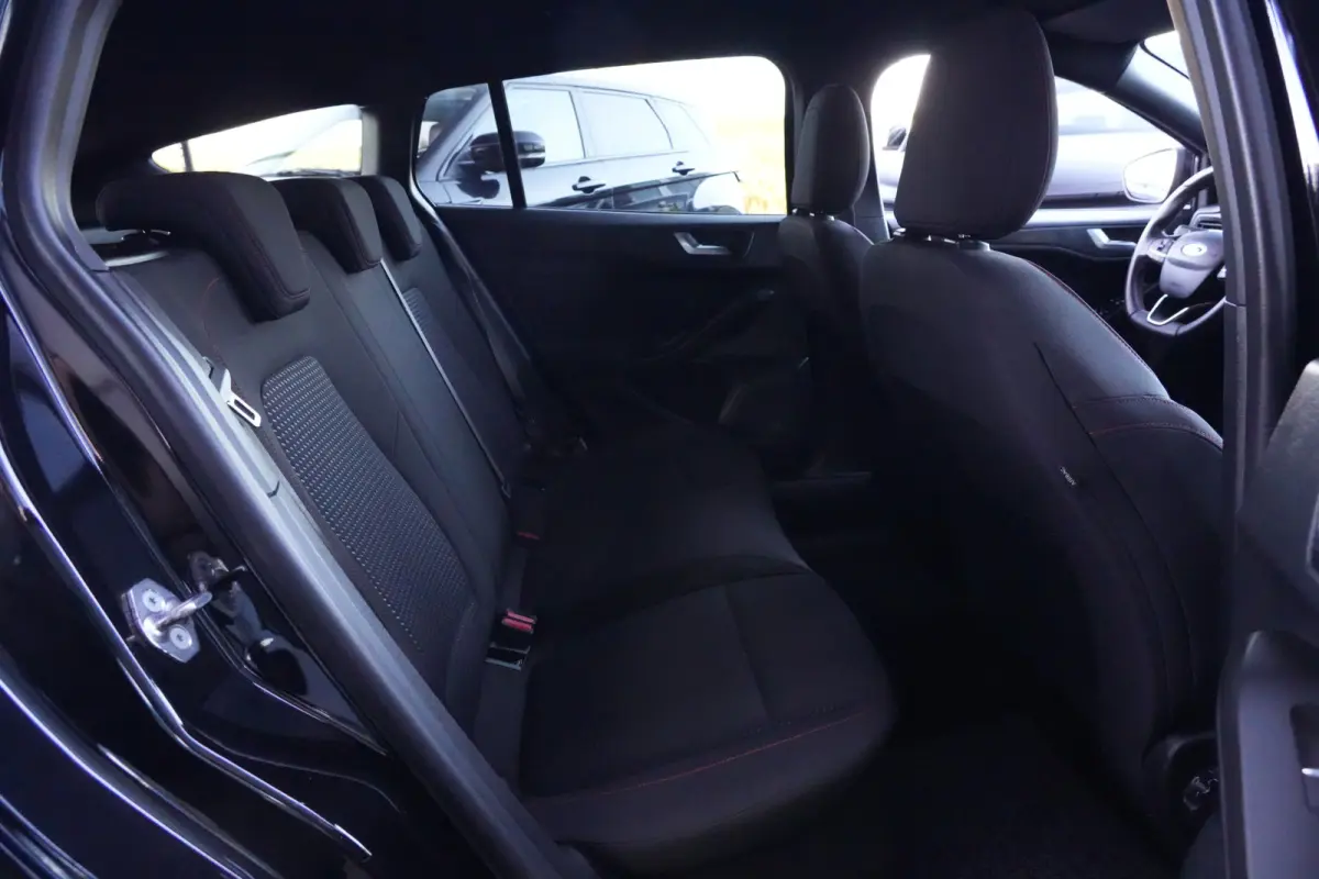 1.5 EcoBoost ST-Line Business | 150 PK | Navigatie | Stoelverwarming | Stuurwielverwarming | Parkeersensoren | Ford Focus Wagon 1.5 EcoBoost ST-Line Business 150 PK met een 1.5-liter 3-cilin