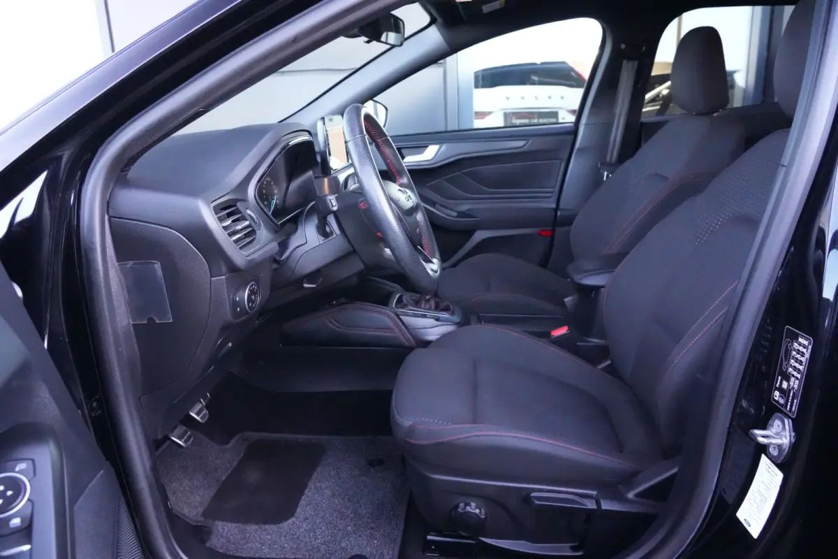 1.5 EcoBoost ST-Line Business | 150 PK | Navigatie | Stoelverwarming | Stuurwielverwarming | Parkeersensoren | Ford Focus Wagon 1.5 EcoBoost ST-Line Business 150 PK met een 1.5-liter 3-cilin