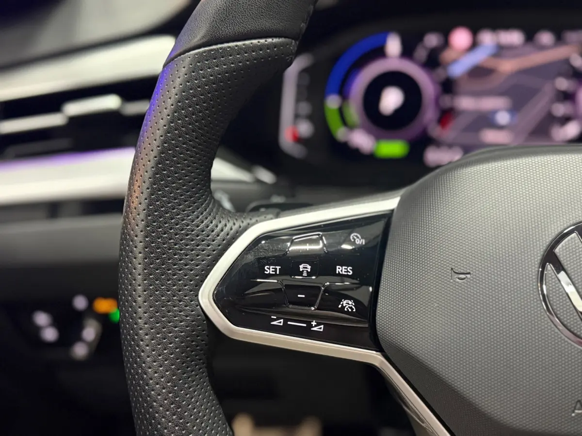 1.4 TSI eHybrid R-Line | Pano | Trekhaak |ACC| Virtual |LED| Memory | Keyless | Sportstoelen | Stoelverw.