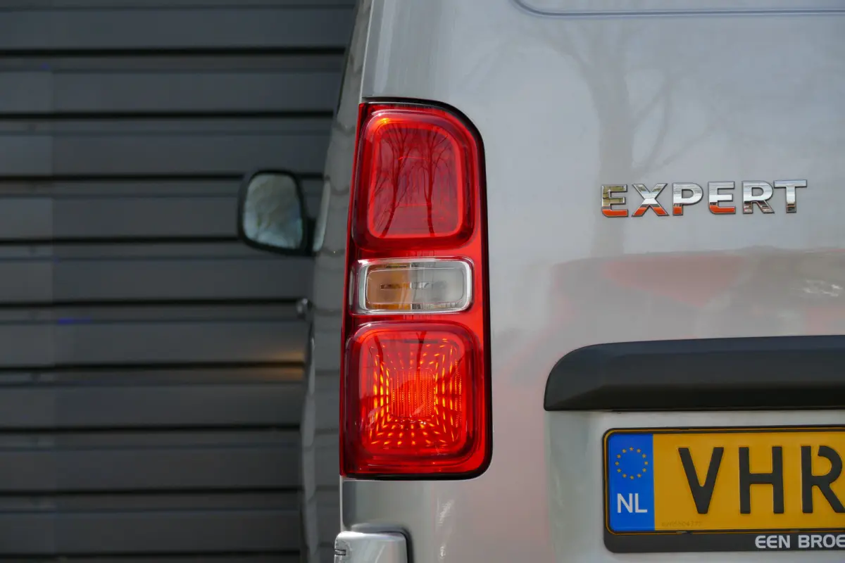 2.0 BLUEHDI 180PK LONG ASPHALT DC AUTOMAAT / CAMERA / HUD / TREKHAAK / BETIMMERING / 17"LMV / NAVI / CLIMA / PDC / BLUETOOTH / ADAPT. CRUISECONTROL / 2E EIGENAAR / SCHITTERENDE STAAT !!