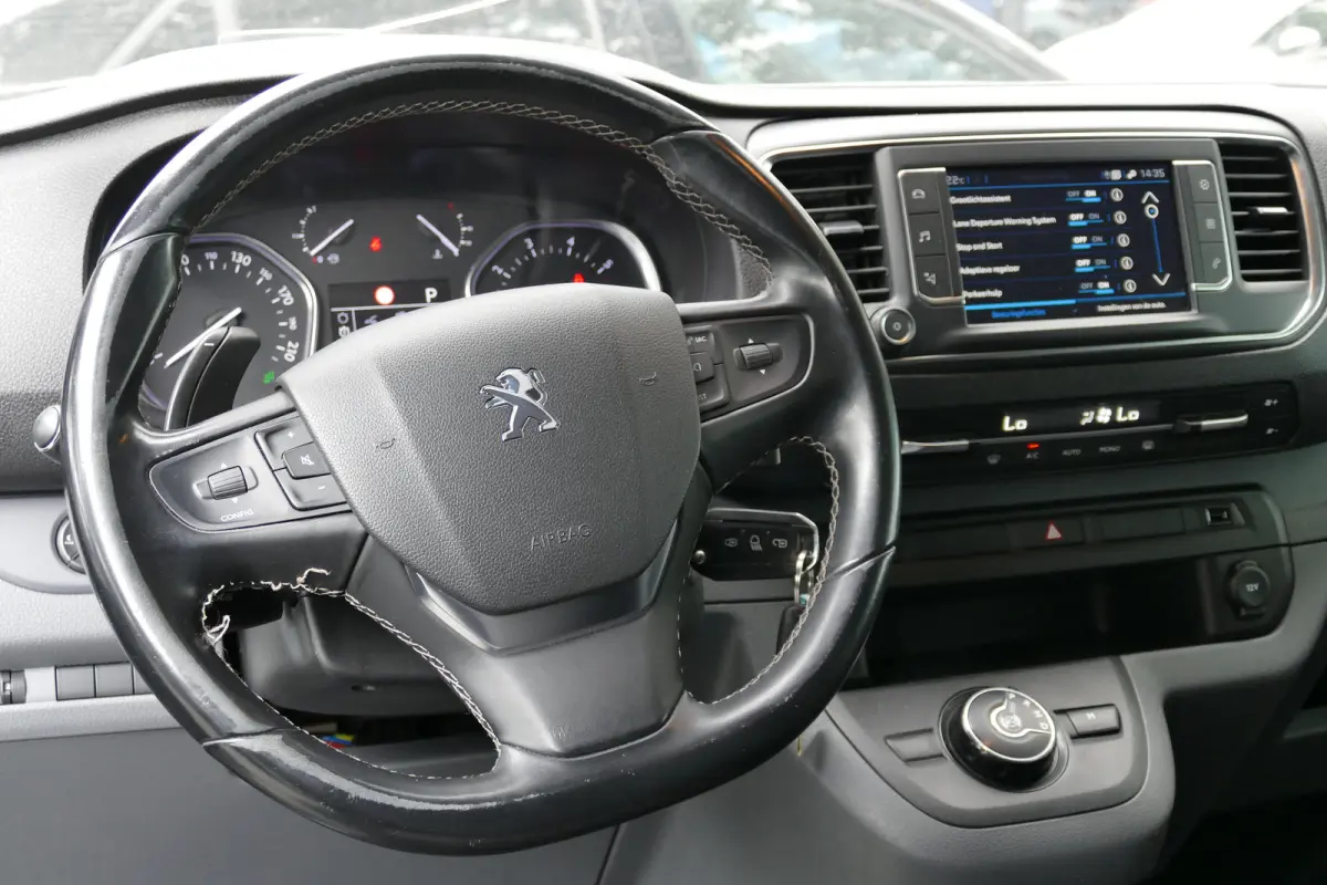 2.0 BLUEHDI 180PK LONG ASPHALT DC AUTOMAAT / CAMERA / HUD / TREKHAAK / BETIMMERING / 17"LMV / NAVI / CLIMA / PDC / BLUETOOTH / ADAPT. CRUISECONTROL / 2E EIGENAAR / SCHITTERENDE STAAT !!