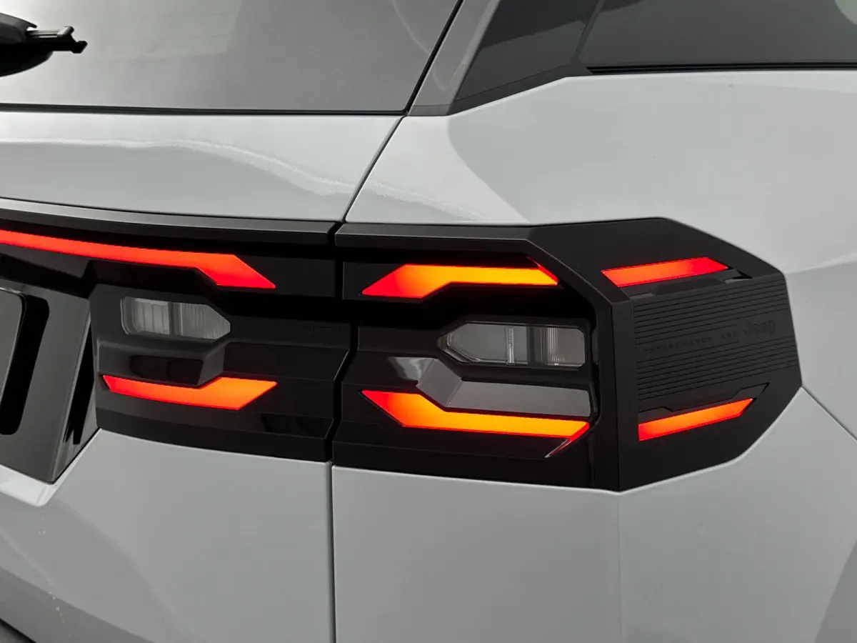 1.2 e-Hybrid Summit | Camera | Navigatie | 360 Camera | Dodehoek Detectie | Elektrische Achterklep | Apple Carplay | Sensoren V+A | DEMO | Tot 8 jaar speciale garantie