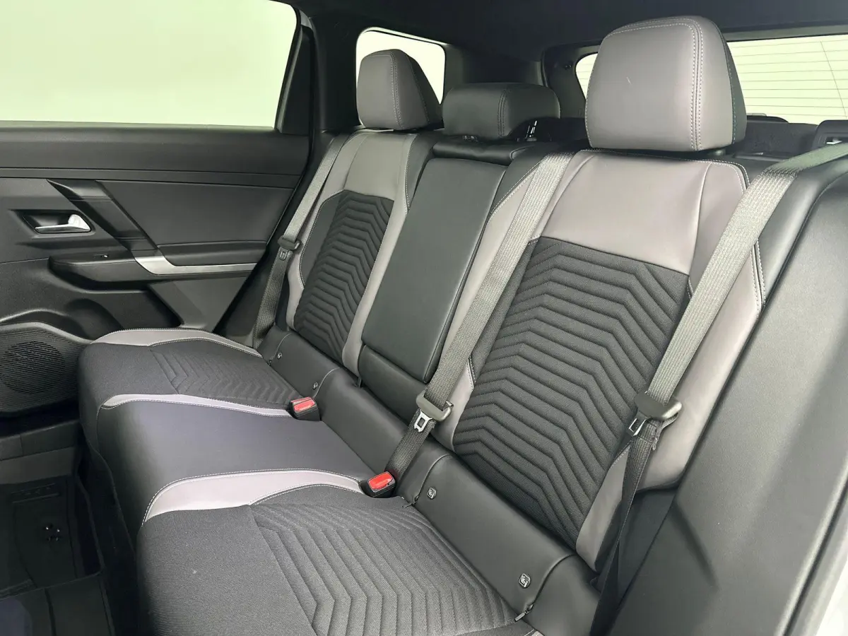 1.2 e-Hybrid Summit | Camera | Navigatie | 360 Camera | Dodehoek Detectie | Elektrische Achterklep | Apple Carplay | Sensoren V+A | DEMO | Tot 8 jaar speciale garantie