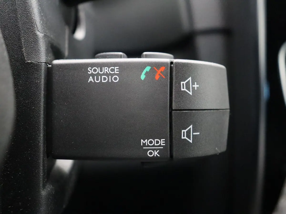 0.9 TCe Limited | Navigatie | Parkeersensoren achter | Cruise control | Bluetooth | Airco |