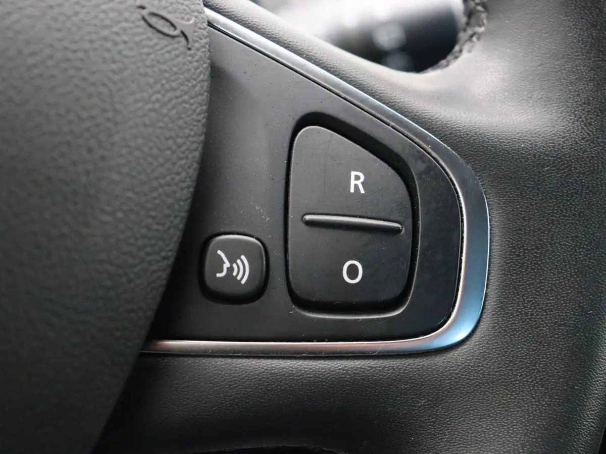 0.9 TCe Limited | Navigatie | Parkeersensoren achter | Cruise control | Bluetooth | Airco |