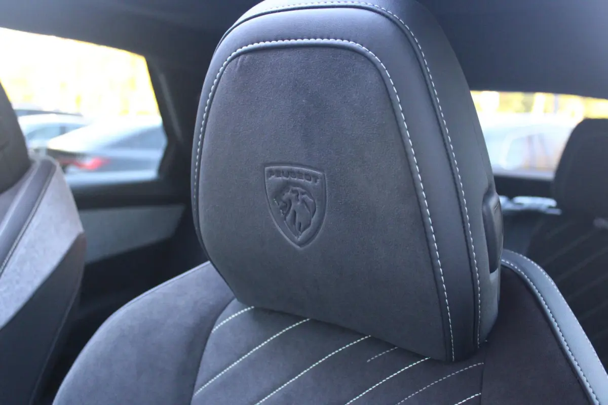 1.2 Hybrid 145PK GT | PANORMASCH SCHUIF / KANTELDAK | | 360° VISION & DRIVE ASSIST PACK: ANTI DIEFSTAL ALARM MET SUPERVERGRENDELING/VERWARMBAAR VOLLEDEREN STUURWIEL/VISEOPARK 360° HD CAMER