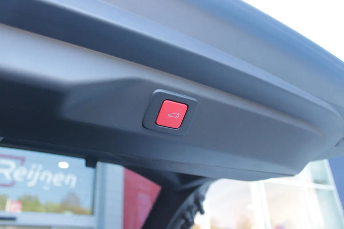 1.2 Hybrid 145PK GT | PANORMASCH SCHUIF / KANTELDAK | | 360° VISION & DRIVE ASSIST PACK: ANTI DIEFSTAL ALARM MET SUPERVERGRENDELING/VERWARMBAAR VOLLEDEREN STUURWIEL/VISEOPARK 360° HD CAMER