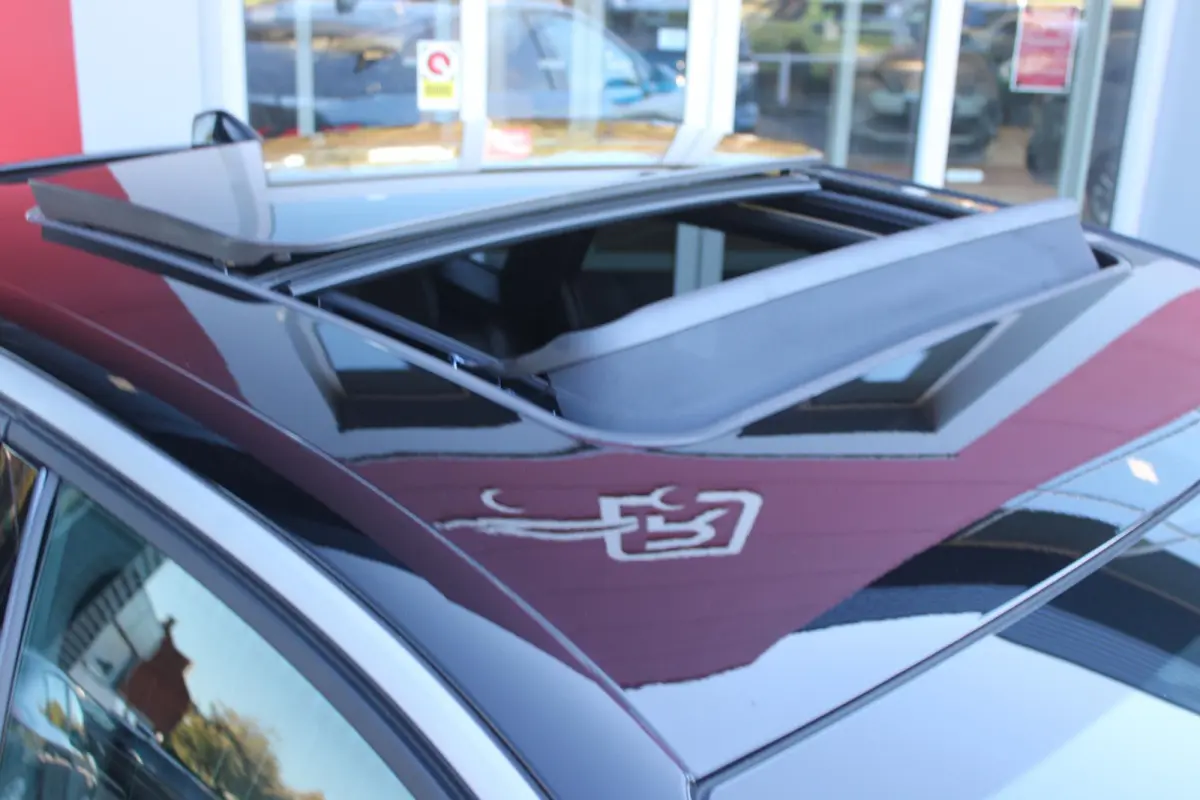1.2 Hybrid 145PK GT | PANORMASCH SCHUIF / KANTELDAK | | 360° VISION & DRIVE ASSIST PACK: ANTI DIEFSTAL ALARM MET SUPERVERGRENDELING/VERWARMBAAR VOLLEDEREN STUURWIEL/VISEOPARK 360° HD CAMER