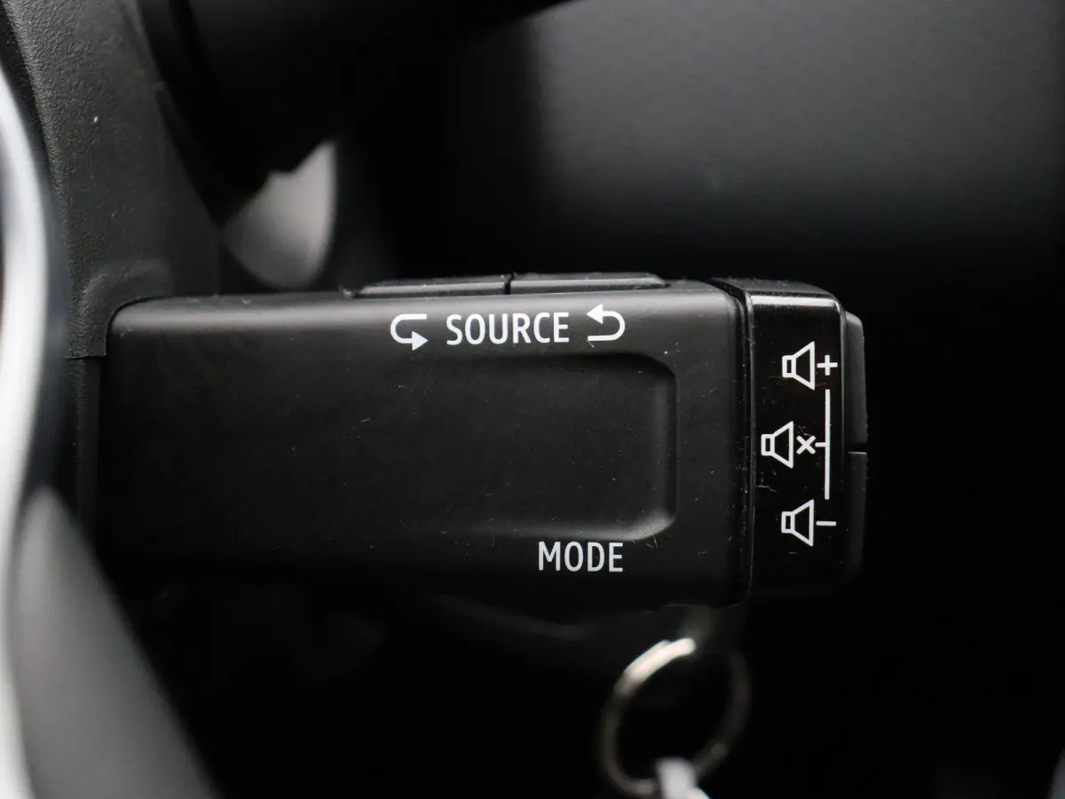 1.0 TCe Zen | Parkeersensoren achter | Cruise control | Navigatie | LED verlichting | Airco |