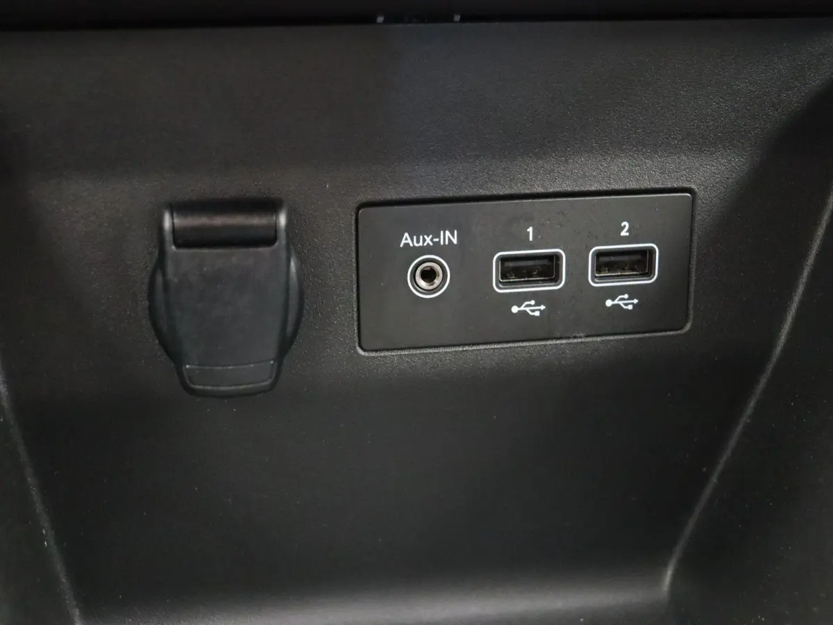 1.0 TCe Zen | Parkeersensoren achter | Cruise control | Navigatie | LED verlichting | Airco |