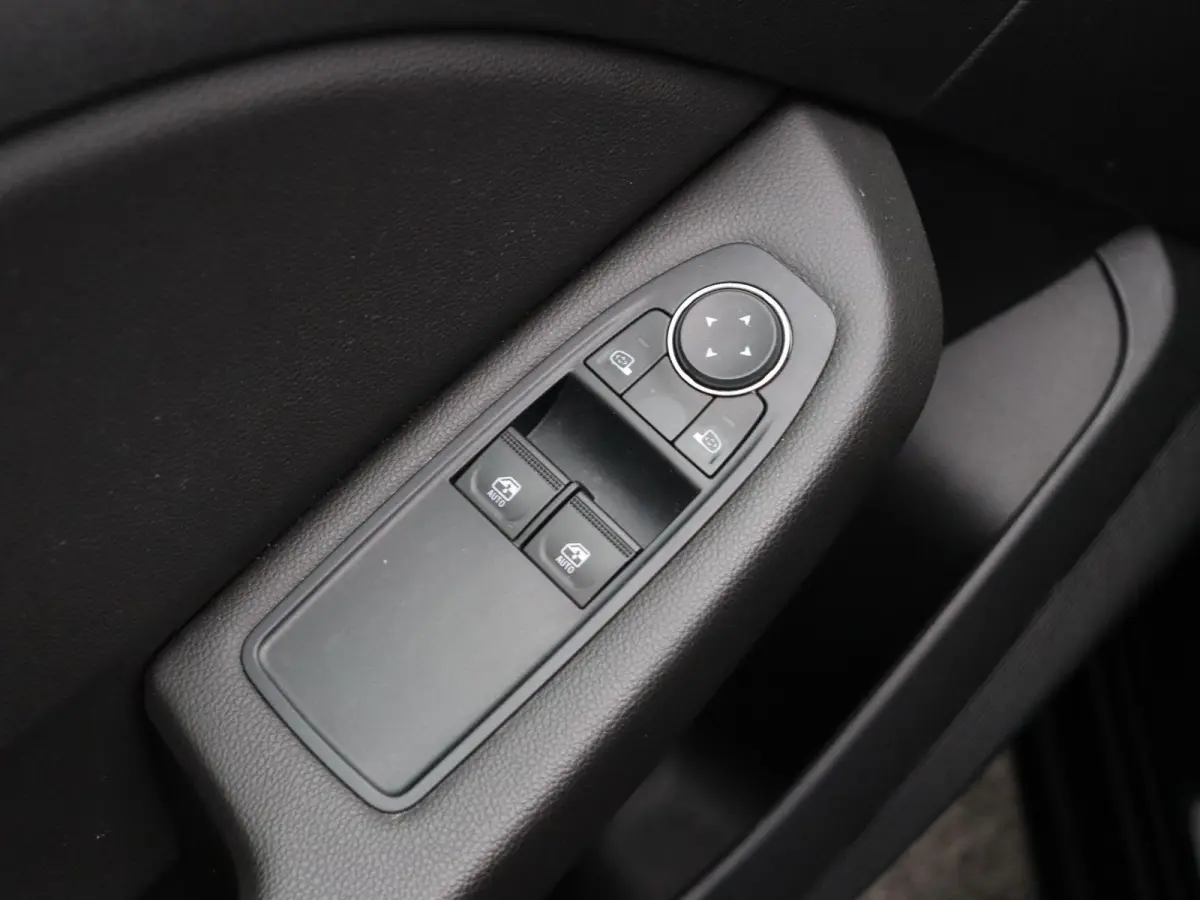 1.0 TCe Zen | Parkeersensoren achter | Cruise control | Navigatie | LED verlichting | Airco |