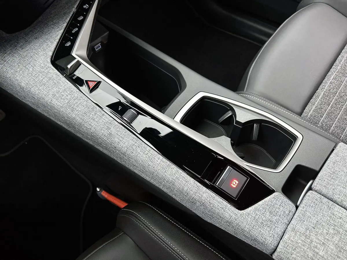SUV Allure Avantage 73 kWh 210pk | Accu 99 % | 526km WLTP Actieradius | Navigatie | 360° Camera | Stuurverwarming | Adaptieve Cruise Control | Climate Control | Parkeersensoren v+a | Dodeho