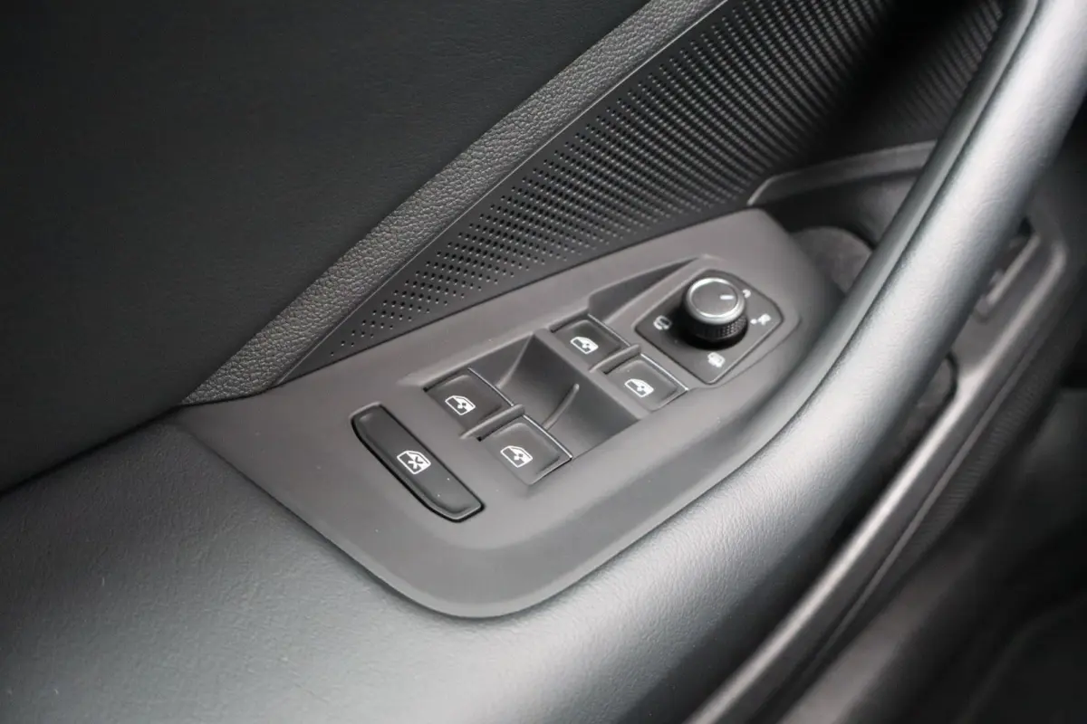 1.5 eHybrid 204pk Business | SoH 100% | Head-up Display | Side Assist | Massage Voorstoelen