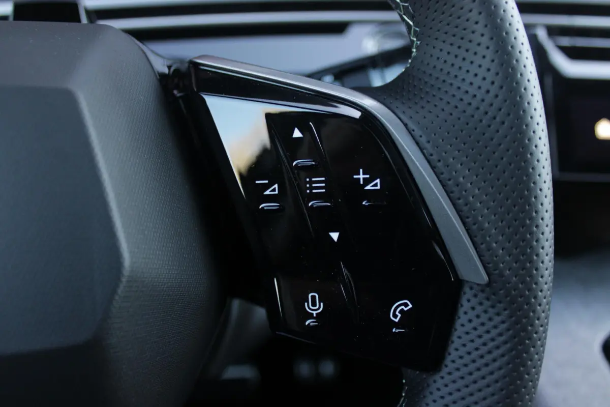 1.6 plug-in Hybrid 225PK GT Exclusive | PANORMASCH SCHUIF / KANTELDAK | | 360° VISION & DRIVE ASSIST PACK: ANTI DIEFSTAL ALARM MET SUPERVERGRENDELING/VERWARMBAAR VOLLEDEREN STUURWIEL/VISEOP