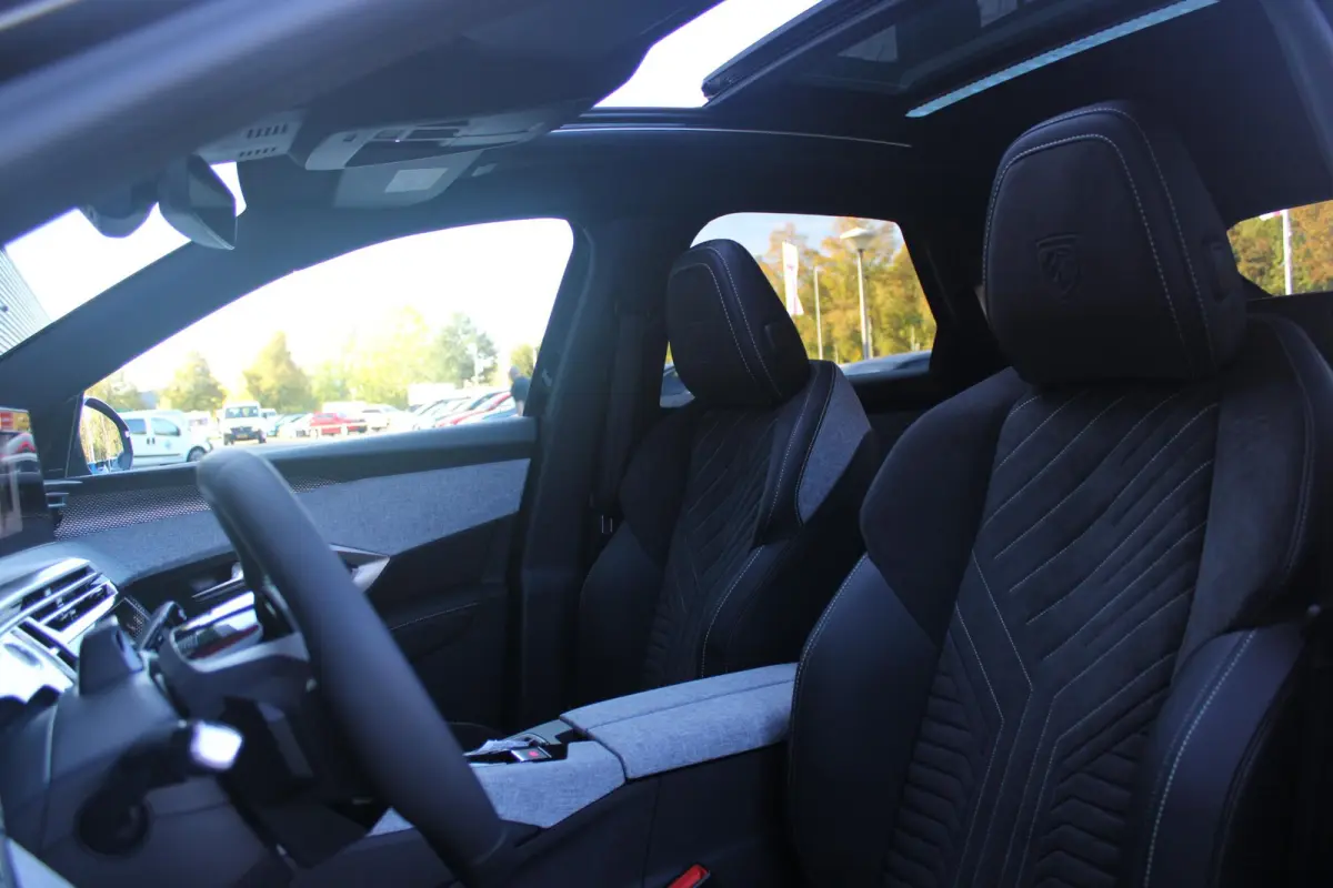 1.6 plug-in Hybrid 225PK GT Exclusive | PANORMASCH SCHUIF / KANTELDAK | | 360° VISION & DRIVE ASSIST PACK: ANTI DIEFSTAL ALARM MET SUPERVERGRENDELING/VERWARMBAAR VOLLEDEREN STUURWIEL/VISEOP