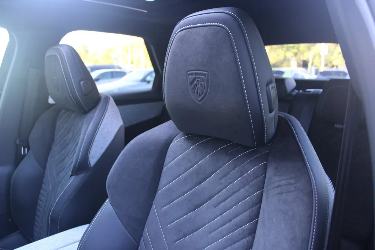 1.6 plug-in Hybrid 225PK GT Exclusive | PANORMASCH SCHUIF / KANTELDAK | | 360° VISION & DRIVE ASSIST PACK: ANTI DIEFSTAL ALARM MET SUPERVERGRENDELING/VERWARMBAAR VOLLEDEREN STUURWIEL/VISEOP