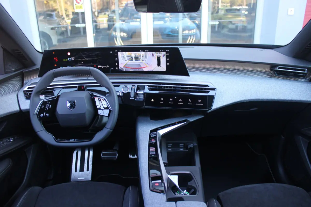 1.6 plug-in Hybrid 225PK GT Exclusive | PANORMASCH SCHUIF / KANTELDAK | | 360° VISION & DRIVE ASSIST PACK: ANTI DIEFSTAL ALARM MET SUPERVERGRENDELING/VERWARMBAAR VOLLEDEREN STUURWIEL/VISEOP