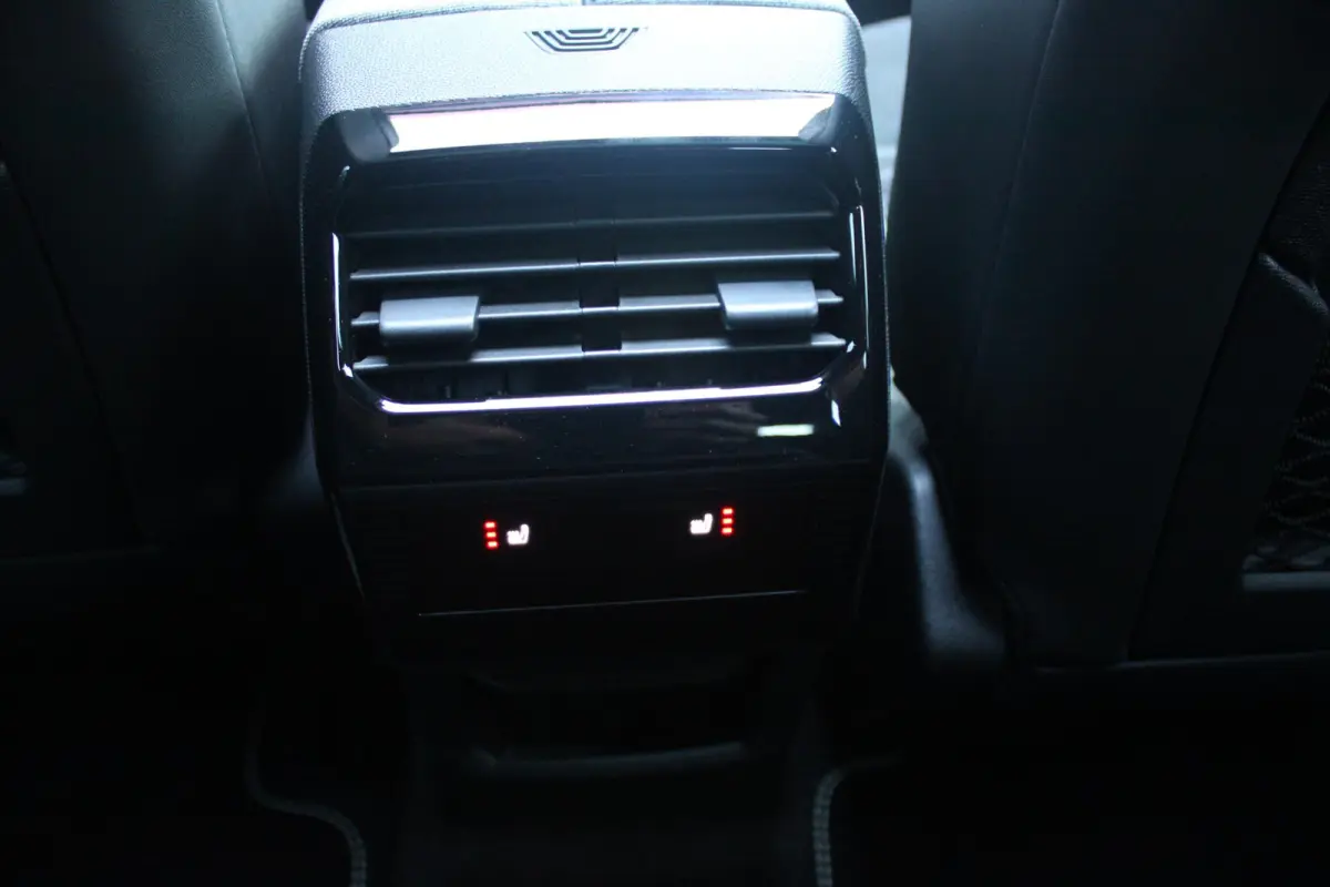1.6 plug-in Hybrid 225PK GT Exclusive | PANORMASCH SCHUIF / KANTELDAK | | 360° VISION & DRIVE ASSIST PACK: ANTI DIEFSTAL ALARM MET SUPERVERGRENDELING/VERWARMBAAR VOLLEDEREN STUURWIEL/VISEOP