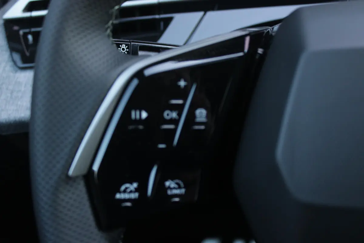 1.6 plug-in Hybrid 225PK GT Exclusive | PANORMASCH SCHUIF / KANTELDAK | | 360° VISION & DRIVE ASSIST PACK: ANTI DIEFSTAL ALARM MET SUPERVERGRENDELING/VERWARMBAAR VOLLEDEREN STUURWIEL/VISEOP