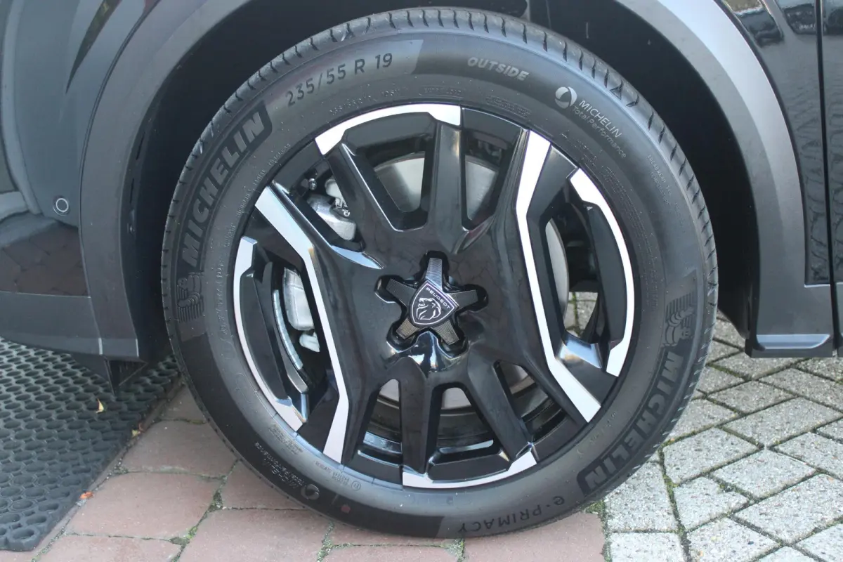1.6 plug-in Hybrid 225PK GT Exclusive | PANORMASCH SCHUIF / KANTELDAK | | 360° VISION & DRIVE ASSIST PACK: ANTI DIEFSTAL ALARM MET SUPERVERGRENDELING/VERWARMBAAR VOLLEDEREN STUURWIEL/VISEOP