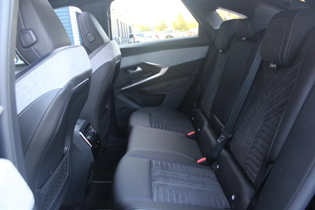 1.6 plug-in Hybrid 225PK GT Exclusive | PANORMASCH SCHUIF / KANTELDAK | | 360° VISION & DRIVE ASSIST PACK: ANTI DIEFSTAL ALARM MET SUPERVERGRENDELING/VERWARMBAAR VOLLEDEREN STUURWIEL/VISEOP