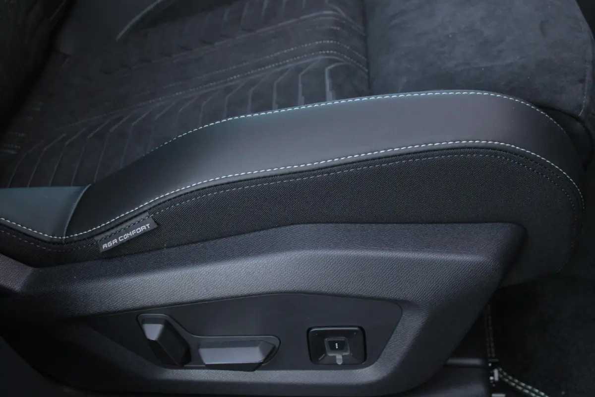 1.6 plug-in Hybrid 225PK GT Exclusive | PANORMASCH SCHUIF / KANTELDAK | | 360° VISION & DRIVE ASSIST PACK: ANTI DIEFSTAL ALARM MET SUPERVERGRENDELING/VERWARMBAAR VOLLEDEREN STUURWIEL/VISEOP
