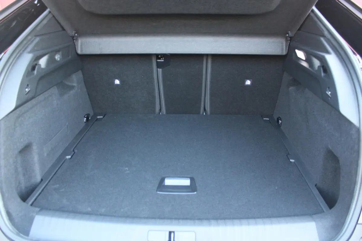 1.6 plug-in Hybrid 225PK GT Exclusive | PANORMASCH SCHUIF / KANTELDAK | | 360° VISION & DRIVE ASSIST PACK: ANTI DIEFSTAL ALARM MET SUPERVERGRENDELING/VERWARMBAAR VOLLEDEREN STUURWIEL/VISEOP
