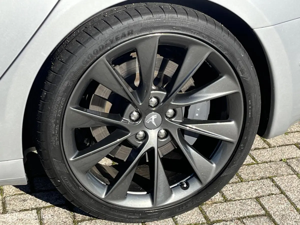 100D, SOH 86 % , 21 inch, Schuifdak, Netjes !