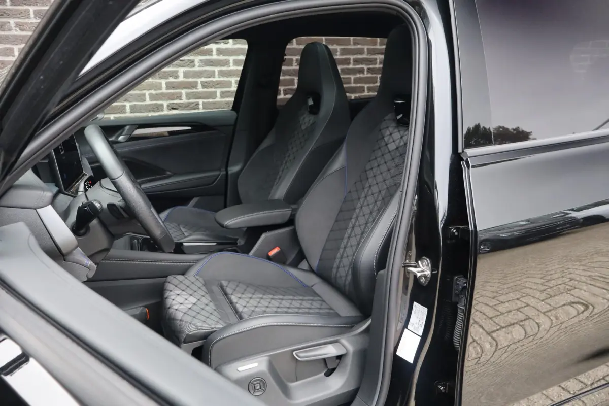 1.5 eHybrid 272pk R-Line Edition | SoH 100% | Panormadak | Blackstyle Pakket | Achteruitrijcamera