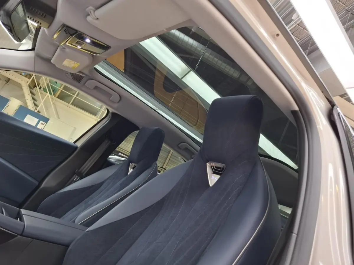 Étoile Absolute Comfort Tech 74 kWh Panorama Dak | Alcantara Stoelen met Geheugen en Massage | Premium Audio | 20" Lichtmetaal | Matrix LED | Bicolour | Ventialtie | 4-wiel besturing | Acht