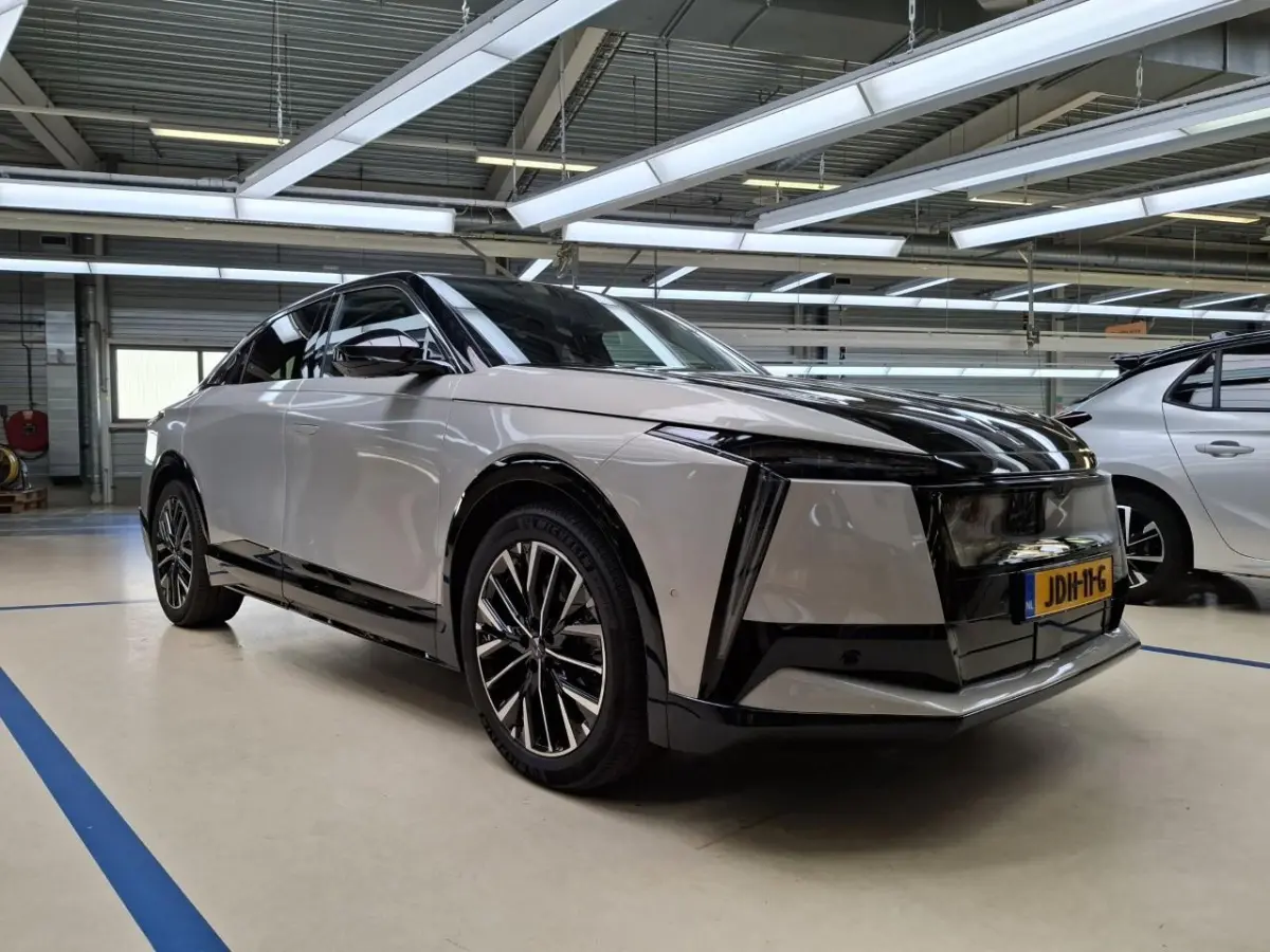 Étoile Absolute Comfort Tech 74 kWh Panorama Dak | Alcantara Stoelen met Geheugen en Massage | Premium Audio | 20" Lichtmetaal | Matrix LED | Bicolour | Ventialtie | 4-wiel besturing | Acht