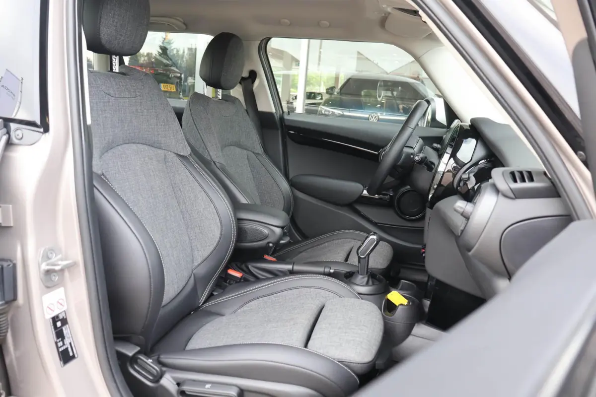 1.5 136pk AUT Cooper Business Edition | Cruise Control | Carplay | Navigatie | PDC