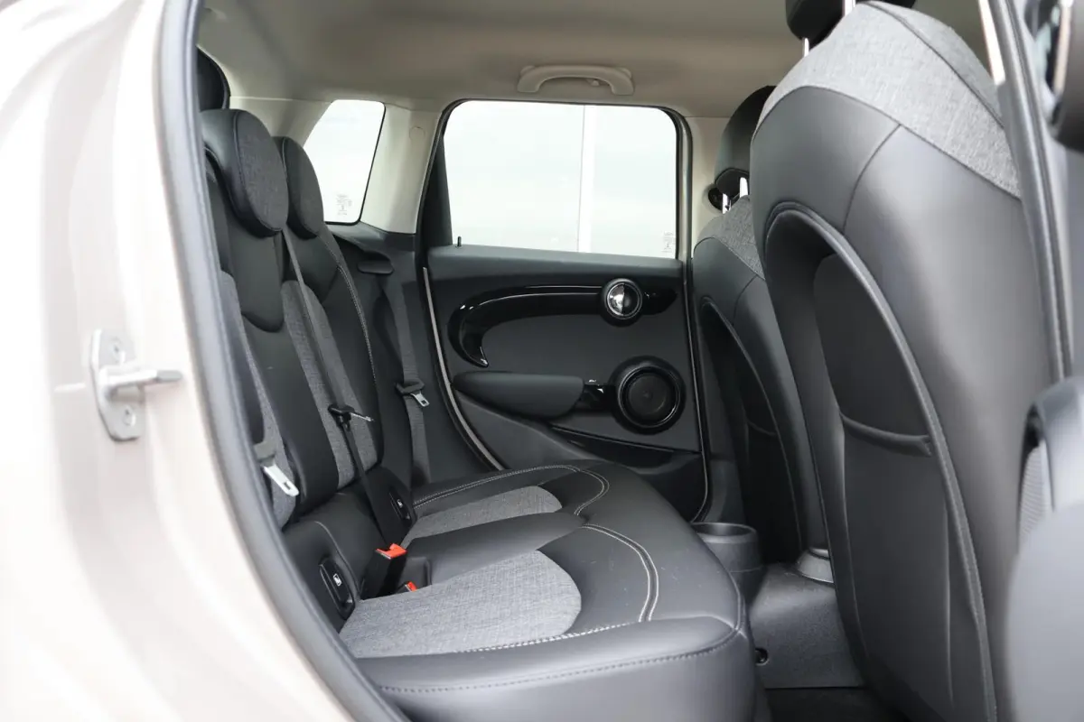 1.5 136pk AUT Cooper Business Edition | Cruise Control | Carplay | Navigatie | PDC