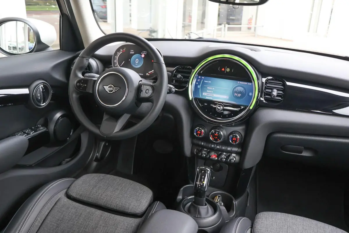 1.5 136pk AUT Cooper Business Edition | Cruise Control | Carplay | Navigatie | PDC