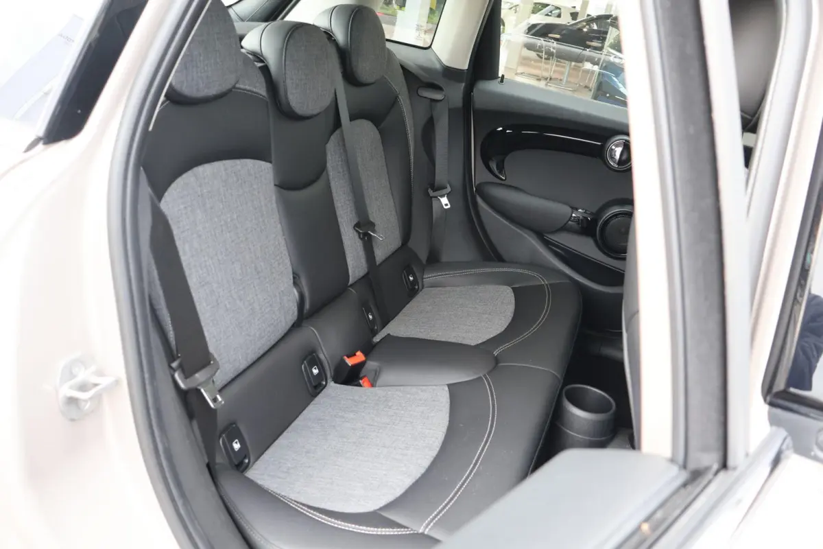 1.5 136pk AUT Cooper Business Edition | Cruise Control | Carplay | Navigatie | PDC