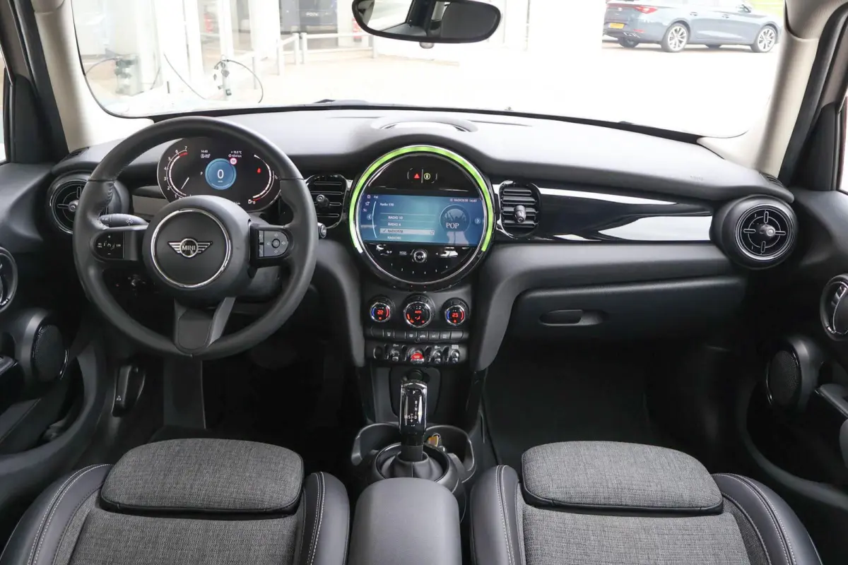 1.5 136pk AUT Cooper Business Edition | Cruise Control | Carplay | Navigatie | PDC
