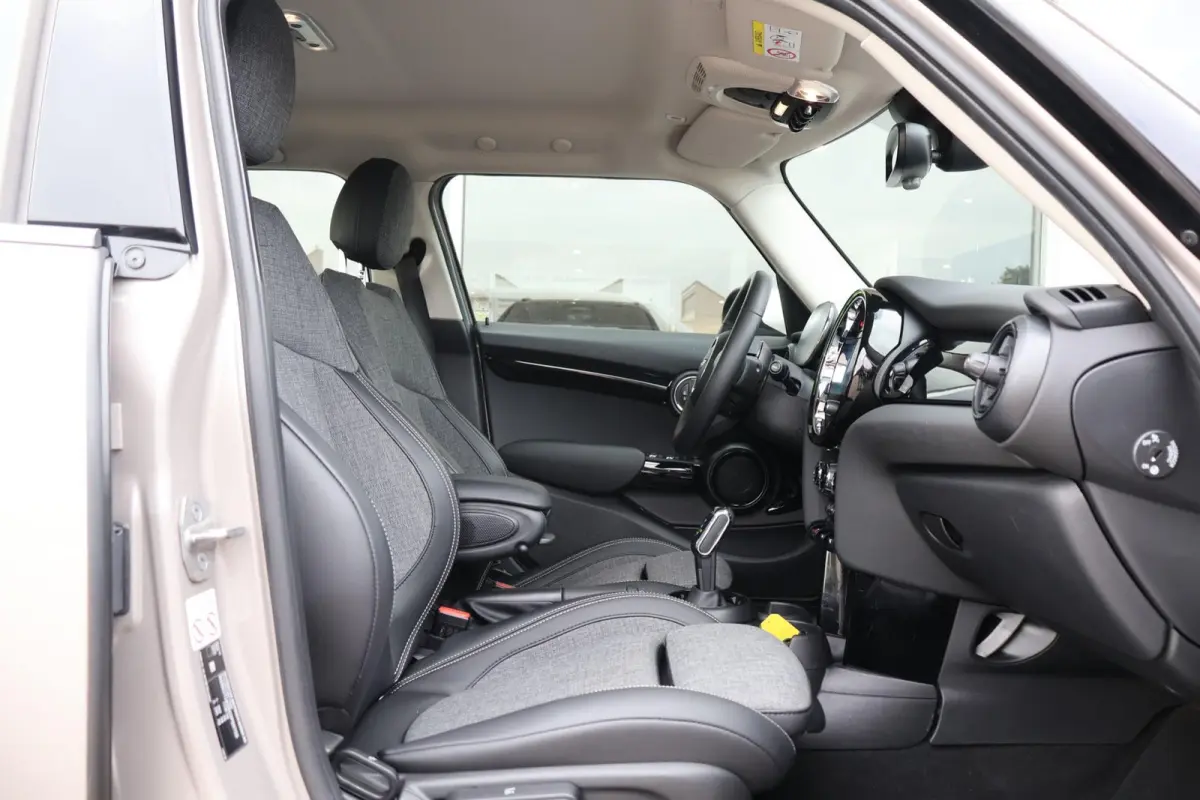 1.5 136pk AUT Cooper Business Edition | Cruise Control | Carplay | Navigatie | PDC