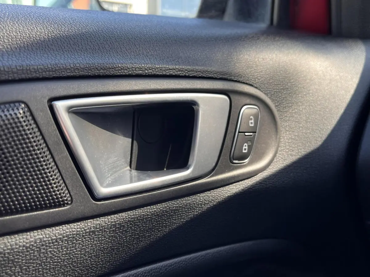 1.0 EcoBoost ST-Line 125PK Automaat Winterpack Camera Cruise Carplay-Navi Blind-Spot Parkeersensoren Climate Privacy Glass All-Seasons *Dealer Onderhouden*