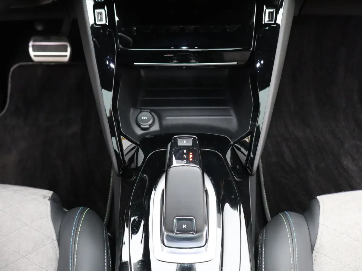 1.2 PureTech GT Pack | Automaat | Carplay | Pano dak | Camera | Adaptieve cruise | Stoelverwarming | Navi |