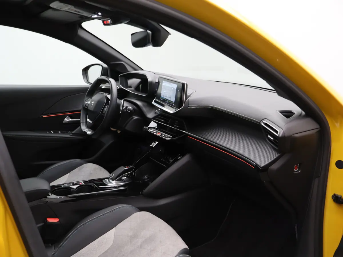 1.2 PureTech GT Pack | Automaat | Carplay | Pano dak | Camera | Adaptieve cruise | Stoelverwarming | Navi |
