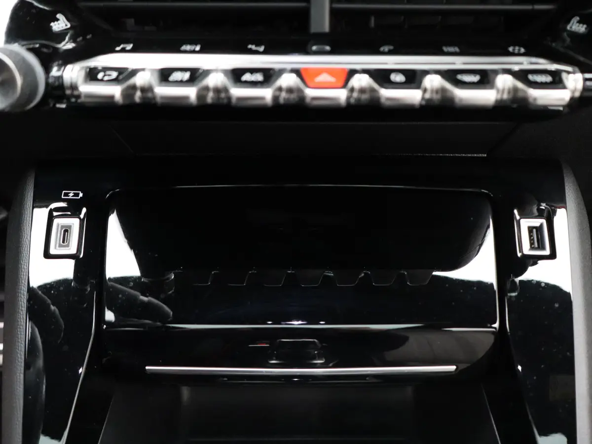 1.2 PureTech GT Pack | Automaat | Carplay | Pano dak | Camera | Adaptieve cruise | Stoelverwarming | Navi |