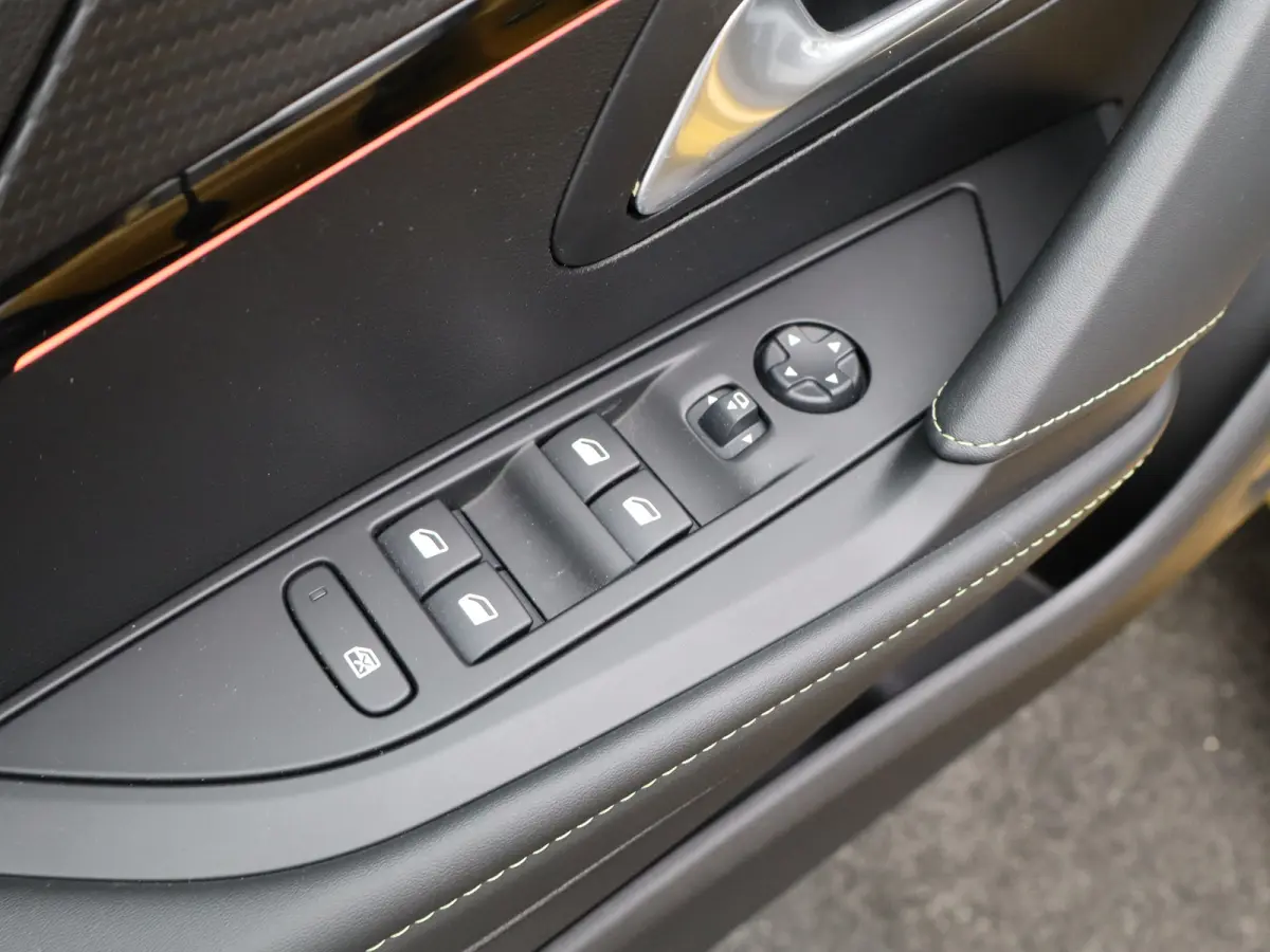 1.2 PureTech GT Pack | Automaat | Carplay | Pano dak | Camera | Adaptieve cruise | Stoelverwarming | Navi |