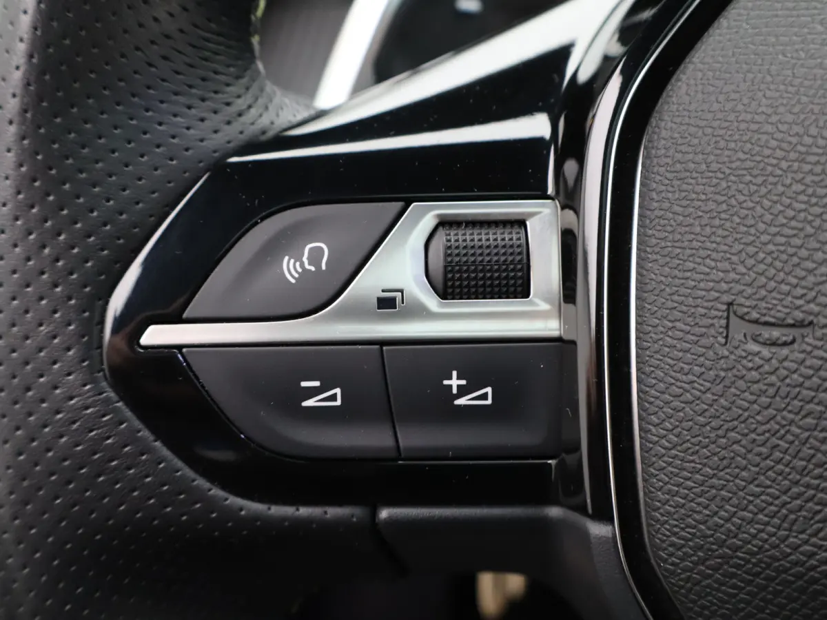 1.2 PureTech GT Pack | Automaat | Carplay | Pano dak | Camera | Adaptieve cruise | Stoelverwarming | Navi |