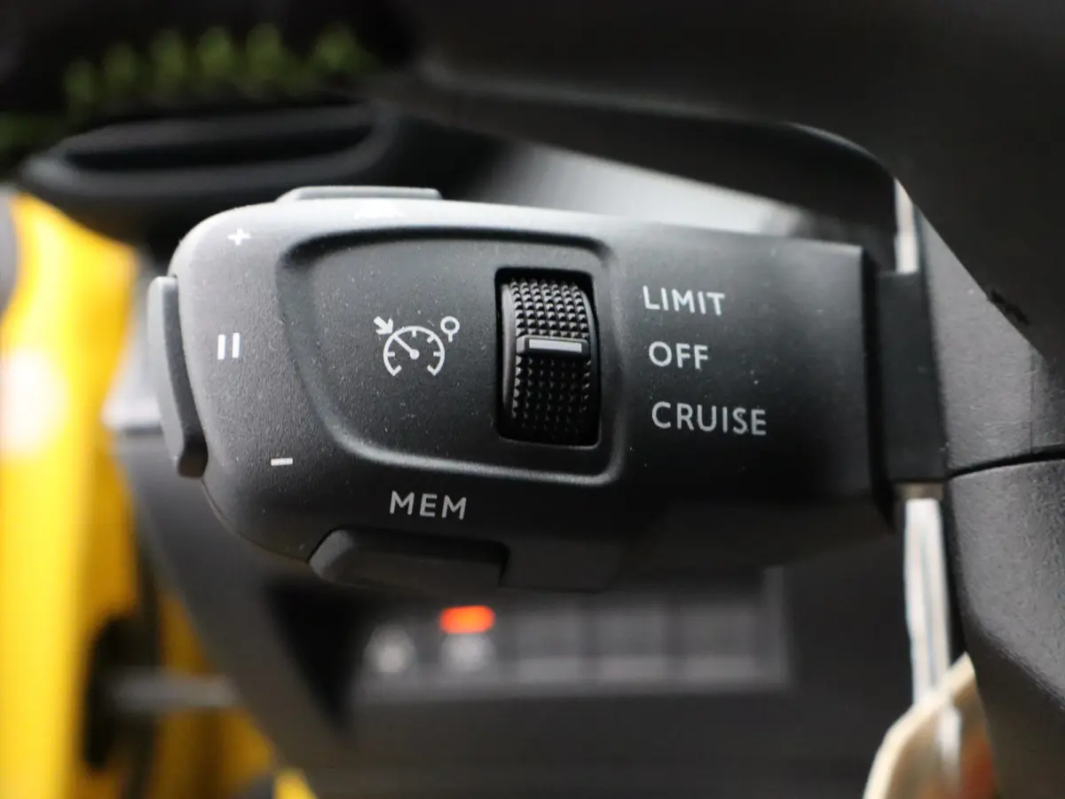 1.2 PureTech GT Pack | Automaat | Carplay | Pano dak | Camera | Adaptieve cruise | Stoelverwarming | Navi |