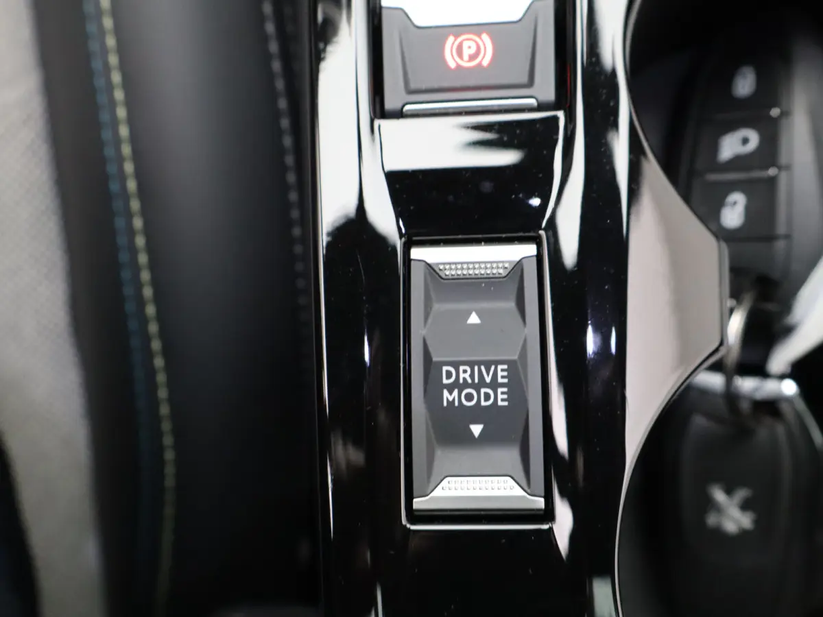 1.2 PureTech GT Pack | Automaat | Carplay | Pano dak | Camera | Adaptieve cruise | Stoelverwarming | Navi |