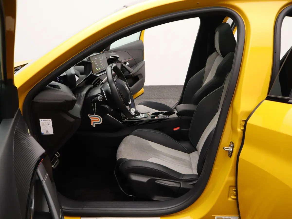 1.2 PureTech GT Pack | Automaat | Carplay | Pano dak | Camera | Adaptieve cruise | Stoelverwarming | Navi |